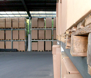Trockene, saubere Lagerhalle der Spedition Paul Kummer GmbH aus Asperg bei Ludwigsburg mit hohem Lagerregal gefüllt mit Palettenware